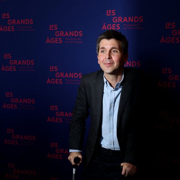 Thomas Sotto en béquilles - Vernissage de l'exposition "Les grands âges", photographies de Nikos Aliagas au musée de l'Homme à Paris le 7 avril 2026. © Dominique Jacovides/Bestimage