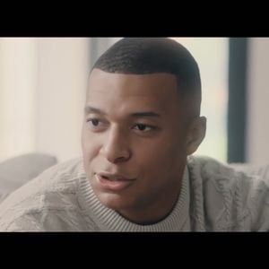 Kylian Mbappé face à Mouloud Achour dans l'émission "Clique". (Capture d'écran)