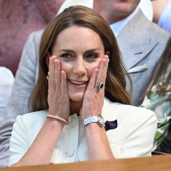 Des larmes ont été versées suite à une défaite qui a laissé des traces et Kate Middleton était seule face à celle-ci.

La princesse Catherine (Kate) Middleton, princesse de Galles, assiste à la finale féminine des championnats de Wimbledon, treizième journée à Wimbledon © Mirrorpix / Bestimage