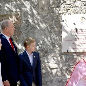 Le prince Albert II de Monaco, la princesse Charlène de Monaco, le prince Jacques de Monaco, marquis des Baux et la princesse Gabriella de Monaco lors de leur visite officielle aux Baux-de-Provence, France, le 5 septembre 2026. © Bruno Bebert/Bestimage