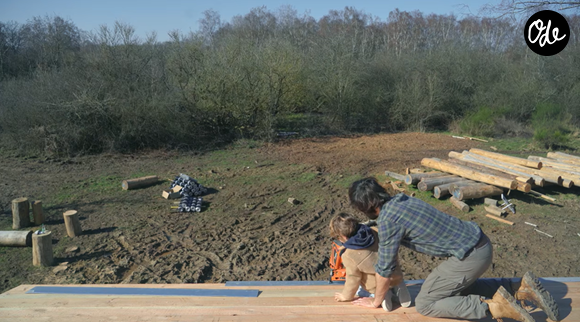 Vianney en pleine construction de sa cabane