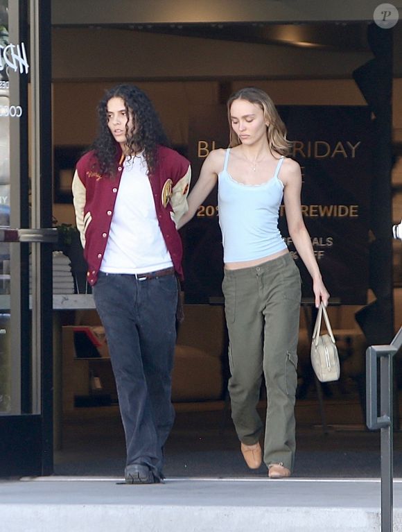 Lily-Rose Depp et sa petite amie 070 Shake s'installent confortablement lors d'une visite au magasin de meubles HD Buttercup à Los Angeles en é024
©Backgrid USA / Bestimage