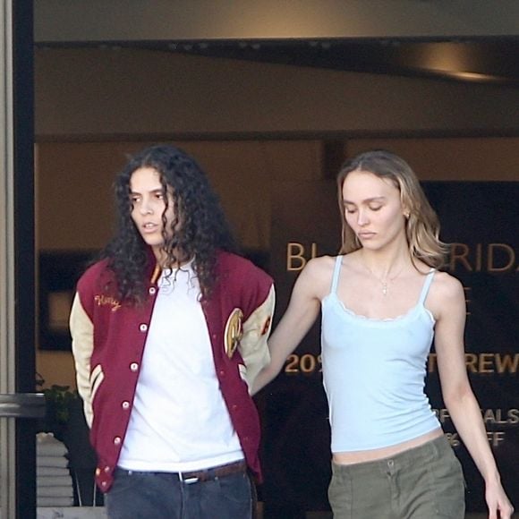 Lily-Rose Depp et sa petite amie 070 Shake s'installent confortablement lors d'une visite au magasin de meubles HD Buttercup à Los Angeles en é024
©Backgrid USA / Bestimage