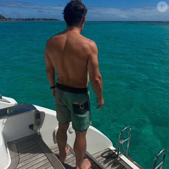 Entre l’eau turquoise, le soleil sur les palmiers et les repas entre amis, Bixente Lizarazu savoure pleinement ces doux instants.

Bixente Lizarazu partage des photos de ses vacances en Polynésie française dimanche 24 août 2025 © Instagram