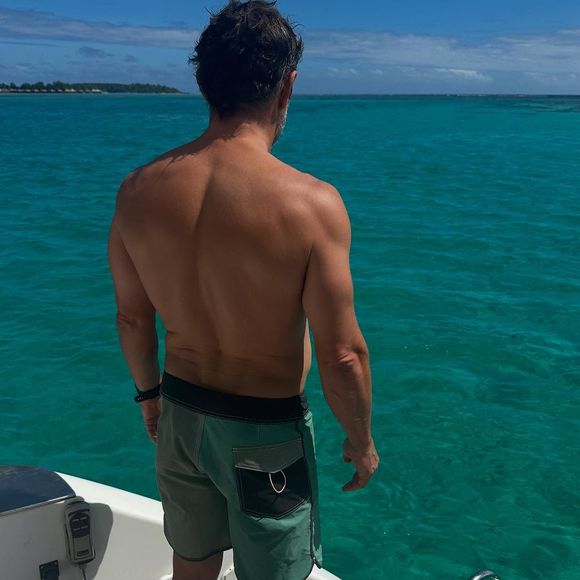 Entre l’eau turquoise, le soleil sur les palmiers et les repas entre amis, Bixente Lizarazu savoure pleinement ces doux instants.

Bixente Lizarazu partage des photos de ses vacances en Polynésie française dimanche 24 août 2025 © Instagram