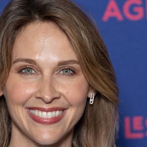 Devenue journaliste et animatrice, Ophélie Meunier a choisi de quitter le monde du mannequinat pour se consacrer à sa véritable passion : l'information.

Ophelie Meunier assiste à l'exposition « Les Grands Ages » de Nikos Aliagas au Musée de l'Homme du Trocadéro, le 7 avril 2026 à Paris, en France. Photo de Nasser Berzane/ABACAPRESS.COM