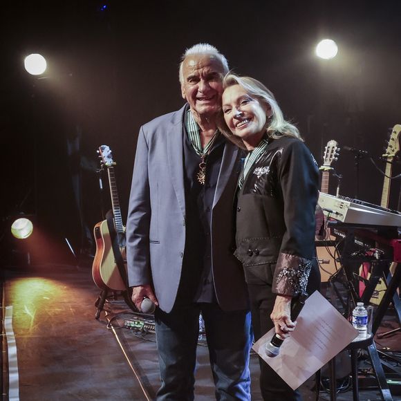 Exclusif - Michel Fugain, Véronique Sanson - Michel Fugain et Véronique Sanson se décorent mutuellement de l'Ordre des Arts et des Lettre à l'occasion du concert de Michel Fugain et de sa femme Sanda à Bobino, Paris le 27 janvier 2025.
Michel Fugain, icône de la chanson française, a célébré en 2024 ses 60 ans de carrière avec un nouvel album intitulé La Vie, l'Amour, etc....
Pour marquer cet événement, il a entamé une tournée exceptionnelle qui passera par plusieurs scènes parisiennes en 2025.
À Paris, il se produira à Bobino les lundis 13, 20 et 27 janvier, ainsi que le 3 février 2025, à 20h30. Ce spectacle, également nommé La Vie, l'Amour, etc..., propose un voyage musical à travers ses plus grands succès. Chaque chanson, portée par une interprétation pleine de générosité, promet de raviver des souvenirs et d’émouvoir le public. © Jack Tribeca / Bestimage
