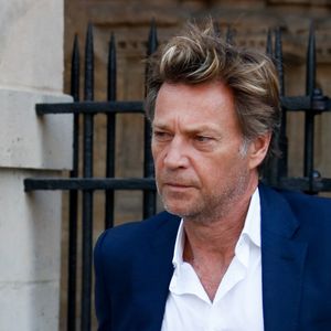 L'émission se veut mensuelle et sera ainsi diffusée un dimanche par mois, dès 20h40. Soit face à Laurent Delahousse sur France 2, lequel présente à cette heure-ci chaque semaine "20h30 le dimanche". 

Laurent Delahousse - Sorties des obsèques de Philippe Labro en l'église de Saint-Germain-des-Prés à Paris le 13 juin 2025. © Dominique Jacovides - Christophe Clovis / Bestimage