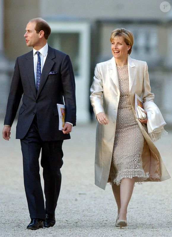 Ils ont dans un premier temps voulu faire des activités distinctes de la royauté et ont essuyé des échecs cuisants, ce qui rappelle le cas Meghan/Harry

La reine mère avec Sophie Rhys-Jones et le prince Edward  lors du jubilé d'or de la reine Elizabeth II en 2002 ©Alpha Agency/Bestimage