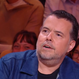 Nicolas Demorand entouré de l'équipe de la matinale de France Inter sur le plateau de "Quelle époque !" sur France 2 le 18 octobre 2025