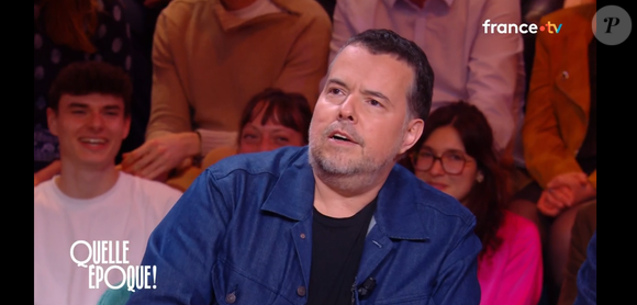 Nicolas Demorand entouré de l'équipe de la matinale de France Inter sur le plateau de "Quelle époque !" sur France 2 le 18 octobre 2025