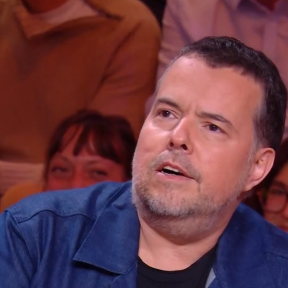 Nicolas Demorand entouré de l'équipe de la matinale de France Inter sur le plateau de "Quelle époque !" sur France 2 le 18 octobre 2025