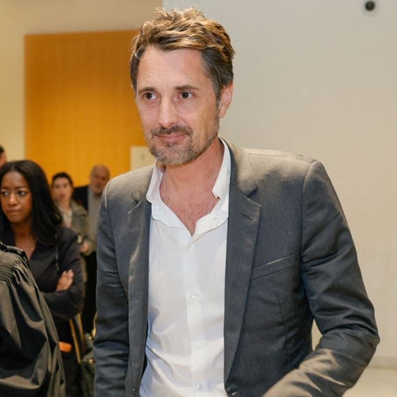 Vincent Cerutti était jugé au tribunal correctionnel de Paris pour des faits remontant à 2015.

Exclusif - Vincent Cerutti avec son avocat Antoine Vey et son ex-compagne Hapsatou lors de la deuxième suspension d'audience de son procès, pour atteinte sexuelle, pour avoir mordu, à deux reprises, les fesses de sa collaboratrice chez Chérie FM, Caroline Barel, au tribunal correctionnel de Paris, France.
© Julien Sarkissian/Bestimage