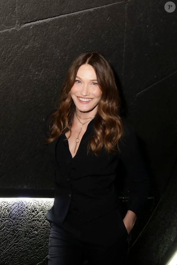Résultat : elle évite les fringales et régule naturellement son appétit.

Exclusif - Carla Bruni en backstage de l'enregistrement de l'émission "La fête de la chanson française - 20 ans d'émotions" présentée par L.Thilleman et A.Manoukian, et diffusée le 17 avril sur France 3 à Paris, France, le 9 décembre 2025. © Jack Tribeca/Bestimage