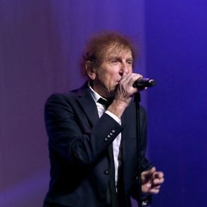 L'appartement de Montparnasse est décrit comme étant un lieu chaleureux dans lequel Alain Souchon peut se reposer. 

Alain Souchon - 16ème Gala de la Fondation « Recherche Alzheimer » à l’Olympia à Paris. Le 20 mars 2023
© Bertrand Rindoff Petroff / Bestimage