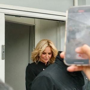 En sortant des studios de tournage, Marc Lavoine a tenu à laisser d'abord Adriana Karembeu monter en voiture.

Adriana Karembeu à la sortie de l'enregistrement de l'émission Vivement dimanche aux Studios Rive Gauche à Paris, diffusée le 11 mai 2025 sur France 3, le 5 mai 2025. © Christophe Clovis/Bestimage