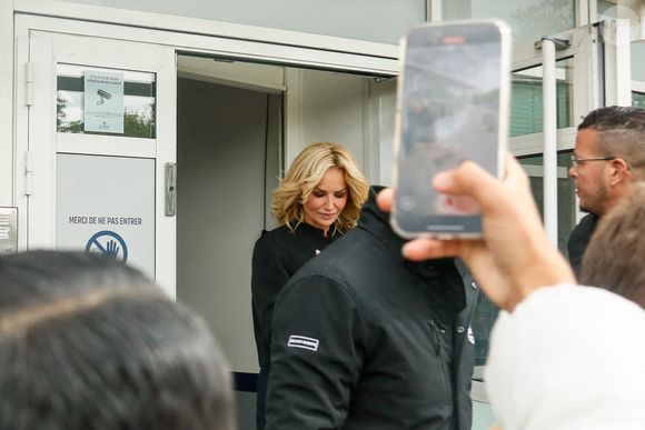 En sortant des studios de tournage, Marc Lavoine a tenu à laisser d'abord Adriana Karembeu monter en voiture.

Adriana Karembeu à la sortie de l'enregistrement de l'émission Vivement dimanche aux Studios Rive Gauche à Paris, diffusée le 11 mai 2025 sur France 3, le 5 mai 2025. © Christophe Clovis/Bestimage