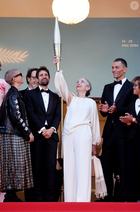 Marie Patouillet, guest, Delphine Ernotte et la flamme olympique, Alexis Hanquinquant, Nélia Barbosa - Montée des marches du film « Marcello Mio » lors du 77ème Festival International du Film de Cannes, au Palais des Festivals à Cannes. Le 21 mai 2024
© Jacovides-Moreau / Bestimage