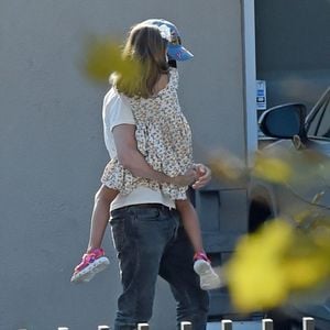 Exclusif - Eva Mendes et Ryan Gosling à la sortie d'un cabinet dentaire avec leurs filles Esmeralda et Amada à Los Angeles, Californie, Etats-Unis, le 25 août 2021
©Backgrid USA / Bestimage