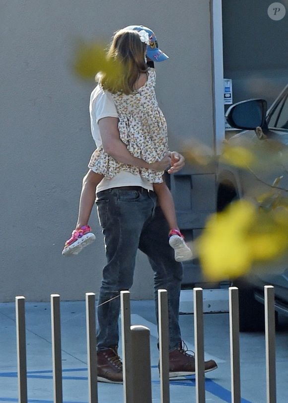 Exclusif - Eva Mendes et Ryan Gosling à la sortie d'un cabinet dentaire avec leurs filles Esmeralda et Amada à Los Angeles, Californie, Etats-Unis, le 25 août 2021
©Backgrid USA / Bestimage