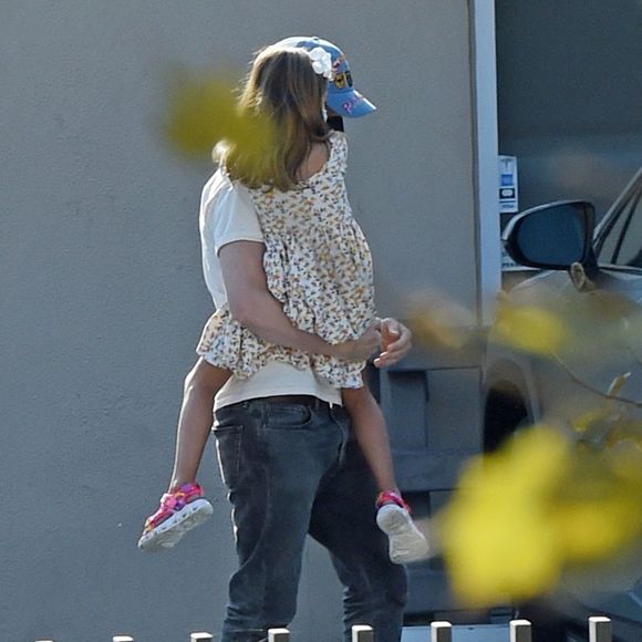 Exclusif - Eva Mendes et Ryan Gosling à la sortie d'un cabinet dentaire avec leurs filles Esmeralda et Amada à Los Angeles, Californie, Etats-Unis, le 25 août 2021
©Backgrid USA / Bestimage