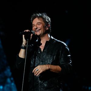 Exclusif - David Hallyday chante "Sang pour sang" en duo virtuel avec son père Johnny en utilisant l'IA - Enregistrement de l'émission "Les disques d'or de l'année" au Dôme de Paris, présentée par E.Gossuin et diffusée le 24 décembre à 21h10 sur M6 © Christophe Clovis / Bestimage