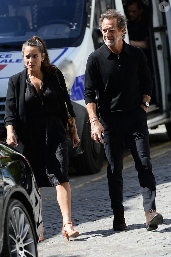 Audrey Dana et Stéphane de Groodt - Arrivées aux obsèques de Nadia Farès en l'église Saint-Jean-de-Montmartre à Paris, le 24 avril 2026. N.Farès est décédée le 17 avril 2026 quelques jours après un "incident cardiaque" survenu le 12 avril 2026 dans la piscine du complexe sportif, Blanche (9ème).
© Clément Prioli / Bestimage