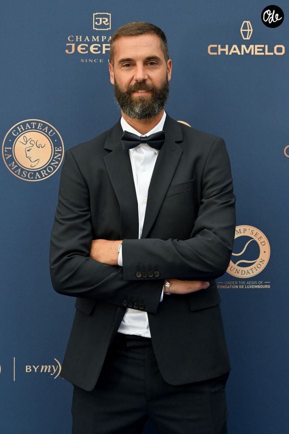 Au mois de juin, le sportif a expliqué avoir fait confiance aux experts de la prestigieuse clinique Maison Lutétia pour une greffe de cheveux, et il est aujourd'hui plus ravi que jamais de son nouveau reflet dans le miroir.

Benoît Paire - Photocall de la 12ème édition du Gala de charité de Patrick Mouratoglou à la Mouratoglou Academy & Resort à Biot le 21 juin 2026.
© Bruno Bebert/Bestimage