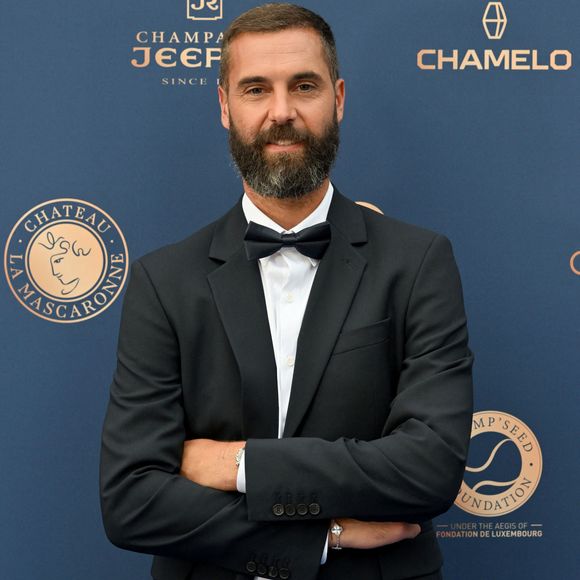 Au mois de juin, le sportif a expliqué avoir fait confiance aux experts de la prestigieuse clinique Maison Lutétia pour une greffe de cheveux, et il est aujourd'hui plus ravi que jamais de son nouveau reflet dans le miroir.

Benoît Paire - Photocall de la 12ème édition du Gala de charité de Patrick Mouratoglou à la Mouratoglou Academy & Resort à Biot le 21 juin 2026.
© Bruno Bebert/Bestimage