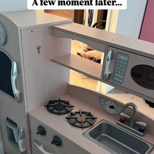 Un cadeau qui fait la joie des enfants, un peu moins des parents après un montage sans doute casse-tête pour un objet qui prend beaucoup de place !
Marie et Louis Ducruet ont monté une énorme cuisine offerte par Camille Gottlieb à leur fille Victoire, un objet qui prend de la place, cauchemar de beaucoup de parents !