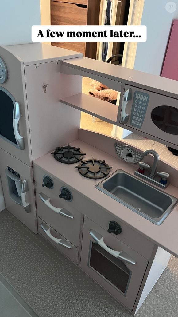 Un cadeau qui fait la joie des enfants, un peu moins des parents après un montage sans doute casse-tête pour un objet qui prend beaucoup de place !
Marie et Louis Ducruet ont monté une énorme cuisine offerte par Camille Gottlieb à leur fille Victoire, un objet qui prend de la place, cauchemar de beaucoup de parents !