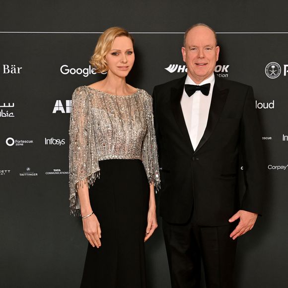 Le prince Albert II de Monaco et la princesse Charlene durant la soirée du Monaco E-Prix 2026 à l'hôtel de Paris à Monaco, le 17 mai 2026. Lors du dîner, Alejandro Agag, le fondateur et président de Formula E, a convié sur scène le prince Albert II de Monaco et la princesse Charlene pour remettre le prix du meilleur pilote du week-end. C'est le néerlandais, Nyck de Vries qui a reçu son trophée des mains du couple princier. © Bruno Bebert / Bestimage