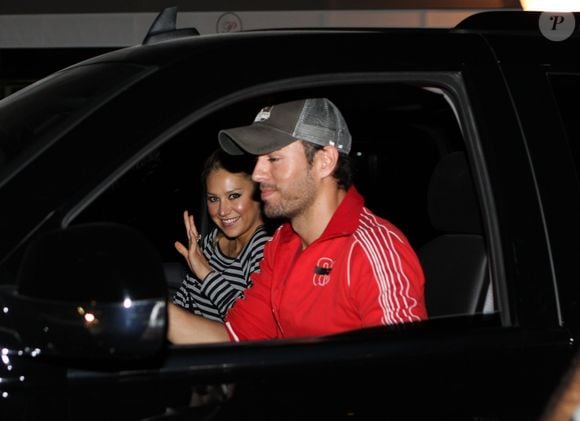 Exclusif : Enrique Iglesias et Anna Kournikova quittent un restaurant à Miami, Floride, États-Unis, le 26 janvier 2012.