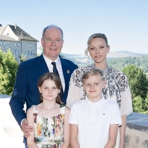 Le prince Albert II de Monaco, la princesse Charlène de Monaco, le prince Jacques de Monaco, marquis des Baux, et la princesse Gabriella de Monaco, comtesse de Carladès, ont été accueillis à Mur-de-Barrez en aveyron par M. Pierre Ignace, le maire de la commune et membre de la délégation officielle française lors de la récente visite d’État à Monaco. © NivierePool/Bestimage