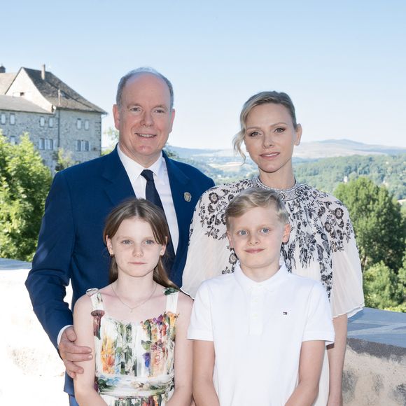 Le prince Albert II de Monaco, la princesse Charlène de Monaco, le prince Jacques de Monaco, marquis des Baux, et la princesse Gabriella de Monaco, comtesse de Carladès, ont été accueillis à Mur-de-Barrez en aveyron par M. Pierre Ignace, le maire de la commune et membre de la délégation officielle française lors de la récente visite d’État à Monaco. © NivierePool/Bestimage