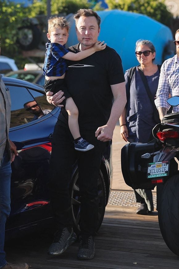 C'est elle qui avait décidé d'expliquer comment Elon Musk était devenu milliardaire.

Elon Musk à Malibu avec ses enfants  Backgrid USA / Bestimage