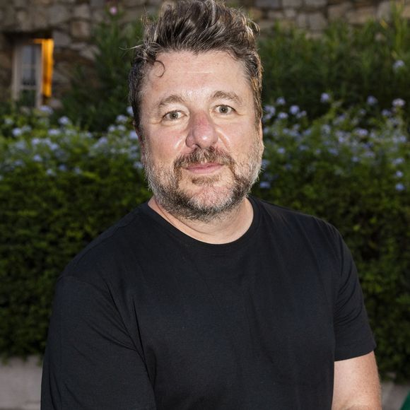 Reconnu coupable, il a écopé de 4 ans et demi de prison

Exclusif - Bruno Guillon - Représentation de la pièce "Brexit sentimental" au théâtre de Verdure lors du Festival de Ramatuelle. Le 2 août 2023
© Cyril Bruneau / Festival de Ramatuelle / Bestimage