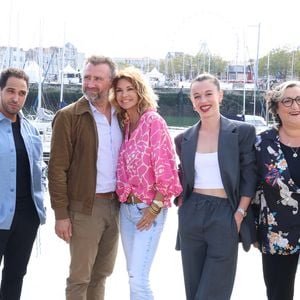 Une actrice de "Demain nous appartient" a laissé son mari seul avec leurs deux filles.

Dimitri Fouque, Samy Gharbi, Alexandre Brasseur, Ingrid Chauvin, Camille Genau et Catherine Benguigui au photocall de la série "Demain Nous Appartient" lors de la 25ème édition du Festival de la fiction de la Rochelle, France. © Denis Guignebourg/BestImage
