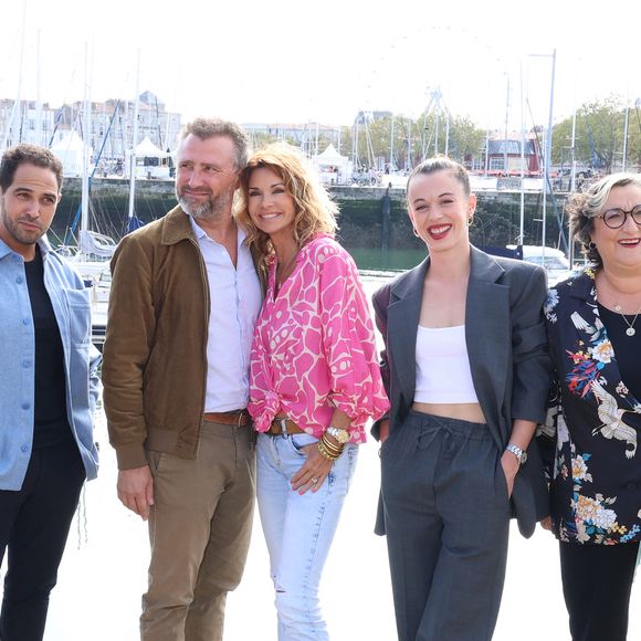 Une actrice de "Demain nous appartient" a laissé son mari seul avec leurs deux filles.

Dimitri Fouque, Samy Gharbi, Alexandre Brasseur, Ingrid Chauvin, Camille Genau et Catherine Benguigui au photocall de la série "Demain Nous Appartient" lors de la 25ème édition du Festival de la fiction de la Rochelle, France. © Denis Guignebourg/BestImage