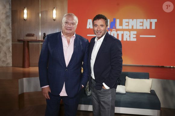 Il a vendu plus de 24 millions de livre dans le monde

Exclusif - Eric-Emmanuel Schmitt, sur plateau de la nouvelle émission "Animalement Vôtre" présentée par Bernard Montiel et diffusée le 14 décembre sur France 3, à Paris, France, le 14 octobre 2025. © Jack Tribeca/Bestimage