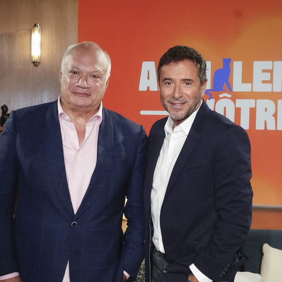 Il a vendu plus de 24 millions de livre dans le monde

Exclusif - Eric-Emmanuel Schmitt, sur plateau de la nouvelle émission "Animalement Vôtre" présentée par Bernard Montiel et diffusée le 14 décembre sur France 3, à Paris, France, le 14 octobre 2025. © Jack Tribeca/Bestimage