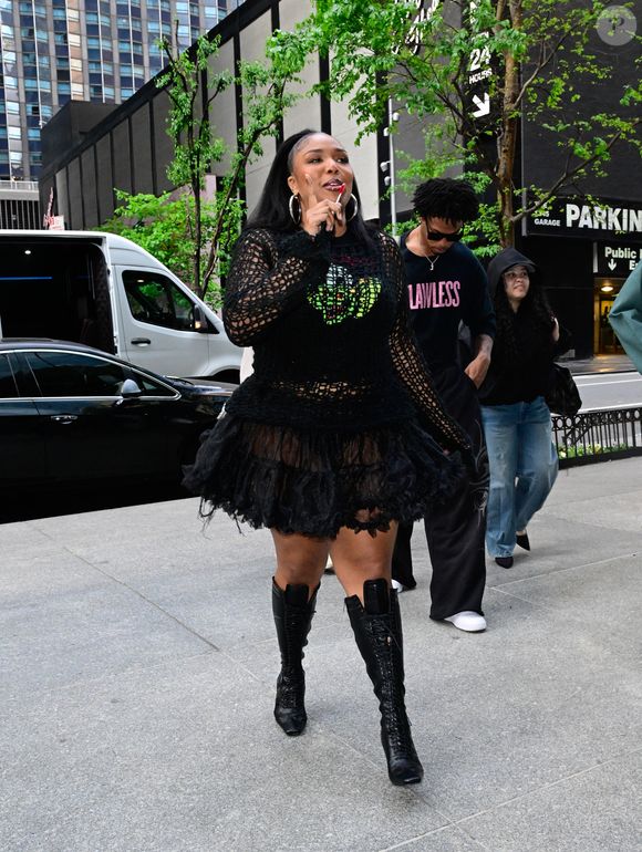 08 mai 2025 – Lizzo prend la pose lors de sa sortie à New York. La pop star américaine portait une robe noire semi-transparente accompagnée de bottes noires montant jusqu’aux genoux. The ImageDirect / Bestimage