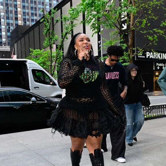 08 mai 2025 – Lizzo prend la pose lors de sa sortie à New York. La pop star américaine portait une robe noire semi-transparente accompagnée de bottes noires montant jusqu’aux genoux. The ImageDirect / Bestimage
