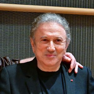 Le présentateur de télévision Michel Drucker participe à une audition devant la commission d'enquête parlementaire sur la neutralité, le fonctionnement et le financement de la radiodiffusion publique à l'Assemblée nationale à Paris, en France, le 31 mars 2026. © Christian Liewig/Bestimage