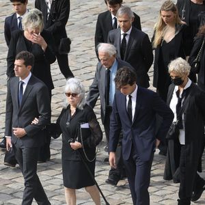Elodie Constantin (première femme), Victor et Alessandro ( fils de Paul) avec sa compagne Meline,,  Alain Belmondo (frère), Muriel Belmondo (soeur), Luana, Paul lors de la cérémonie d’hommage national à Jean-Paul Belmondo à l’Hôtel des Invalides à Paris, France, le 9 septembre 2021. © Dominique Jacovides/Bestimage