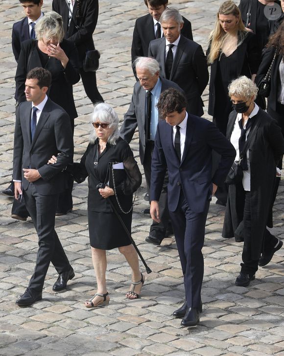 Elodie Constantin (première femme), Victor et Alessandro ( fils de Paul) avec sa compagne Meline,,  Alain Belmondo (frère), Muriel Belmondo (soeur), Luana, Paul lors de la cérémonie d’hommage national à Jean-Paul Belmondo à l’Hôtel des Invalides à Paris, France, le 9 septembre 2021. © Dominique Jacovides/Bestimage