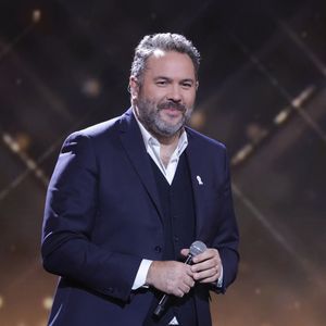 Il s'agit de Bruce Toussaint.

Exclusif - Bruce Toussaint lors de l'enregistrement de l'émission "Nos voix pour toutes" au profit de la Fondation des femmes à l'Adidas Arena diffusée sur TMC le 25 novembre 2025, à Paris, France, le 19 novembre 2025. © Guirec-Moreau/Bestimage