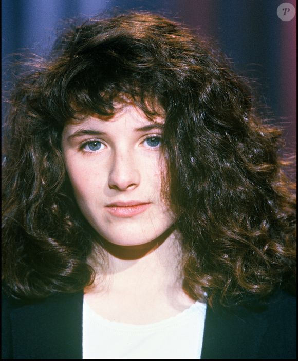 Archives - La chanteuse Elsa Lunghini, invitée sur un plateau de télévision - Années 80/90. (AGENCE / BESTIMAGE).