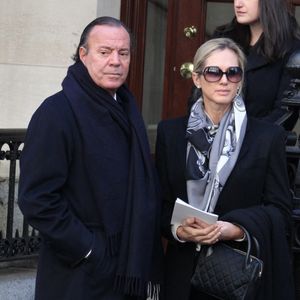 Julio Iglesias et Miranda Rijnsburger assistent au service funéraire d'Oscar De La Rentta à l'église St Ignatius Loyola à Park Avenue à Manhattan, New York City, en 2014.

Photo : Charles Guerin / Abaca