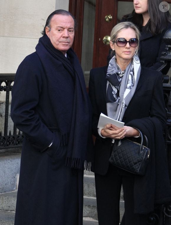 Julio Iglesias et Miranda Rijnsburger assistent au service funéraire d'Oscar De La Rentta à l'église St Ignatius Loyola à Park Avenue à Manhattan, New York City, en 2014.

Photo : Charles Guerin / Abaca
